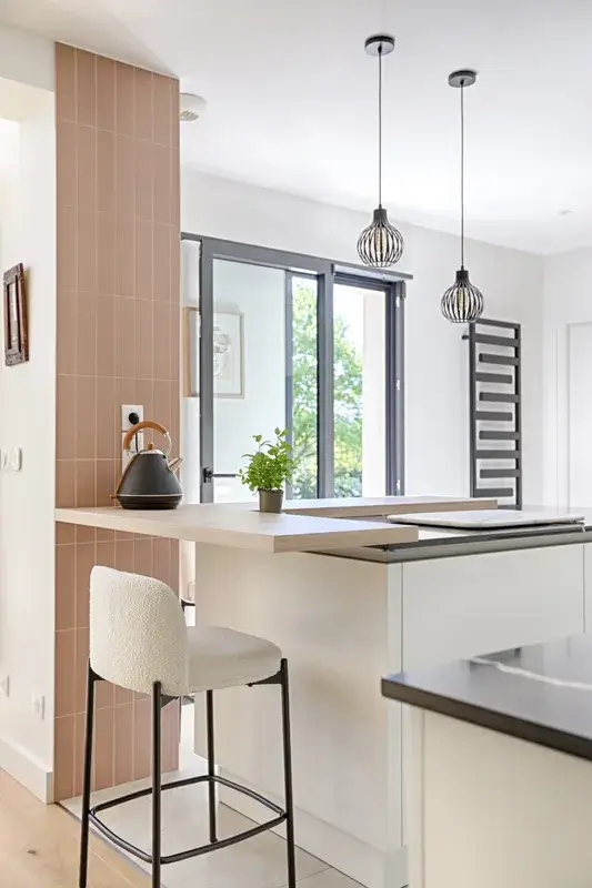 Cuisine SOFT LACK Blanc - Plans de travail SILESTONE - Et. Noir -  Snack STRATIFIE Chêne Noueux Nature 4